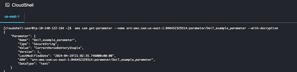 Screenshot aus AWS CloudShell mit dem Befehl zum Auslesen des verschlüsselten Parameters und der erfolgreichen Ausgabe