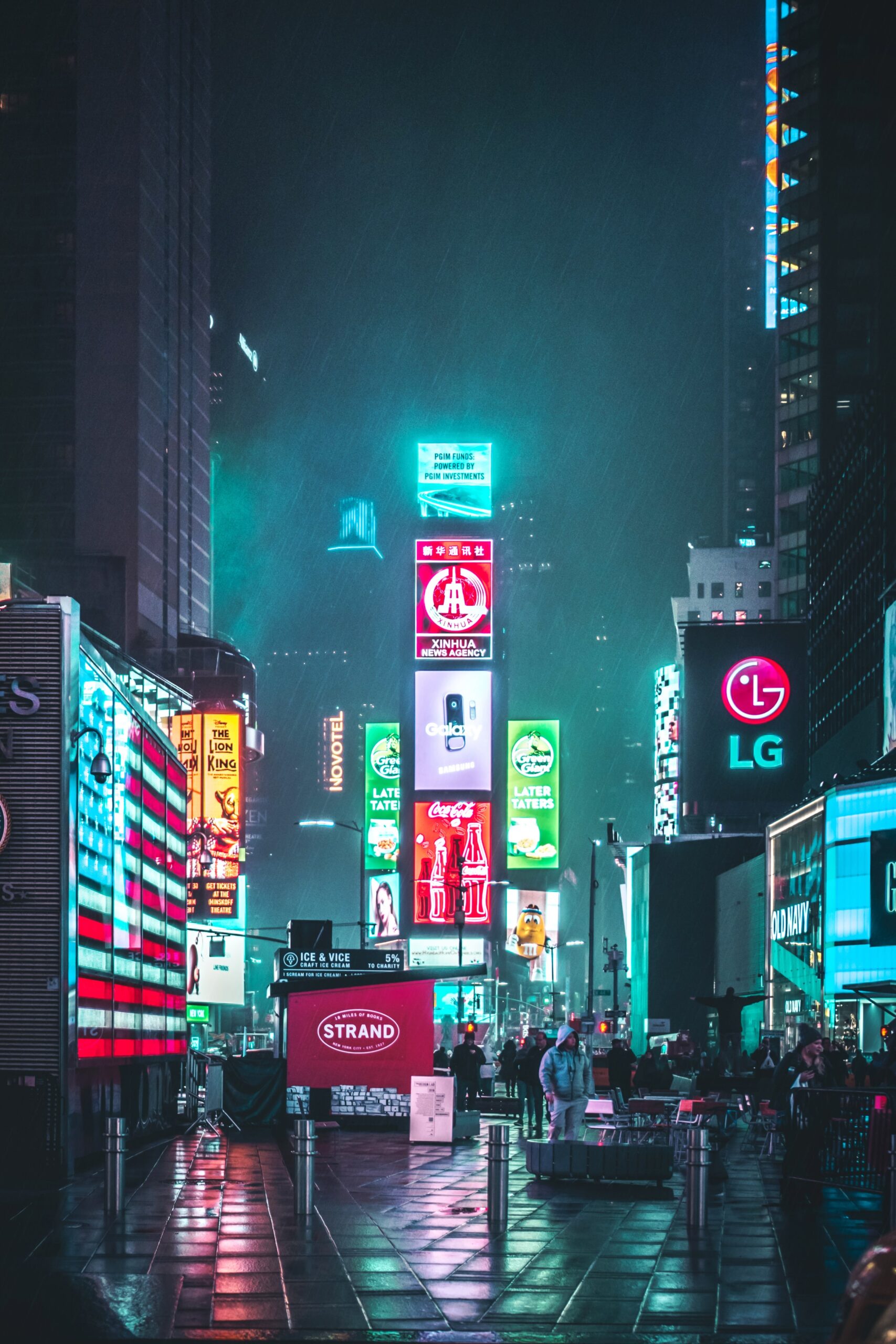 Advertisements in Urban Metropolis